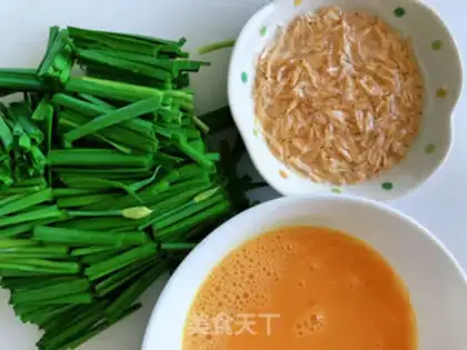 Make Shrimp-covered eggs step 2