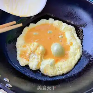 Make Shrimp-covered eggs step 3