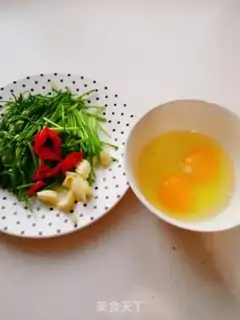 Make Scrambled eggs step 1