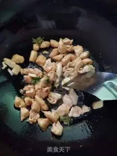 Make Curry chicken greasy rice step 1
