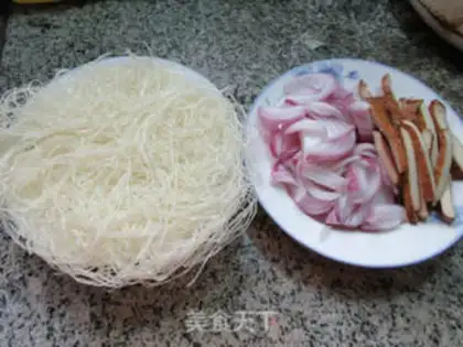 Make Onion fried rice noodles step 0