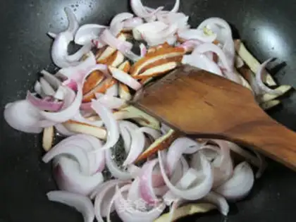 Make Onion fried rice noodles step 2