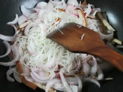 Make Onion fried rice noodles step 3