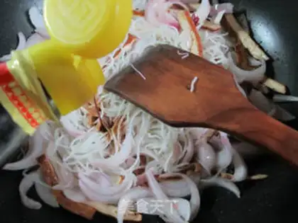 Make Onion fried rice noodles step 4