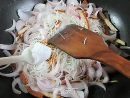 Make Onion fried rice noodles step 5