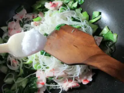 Make Shrimp-flavored rice noodles step 5