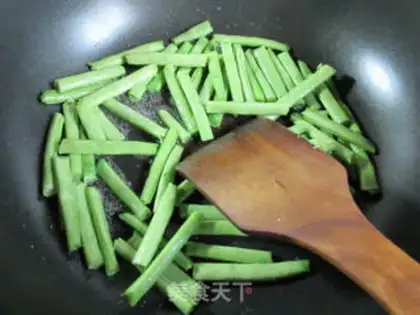 Make A duck egg with jelly beans step 1