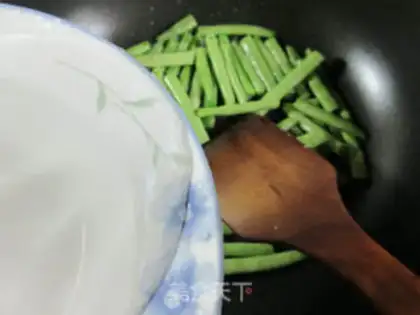 Make A duck egg with jelly beans step 2