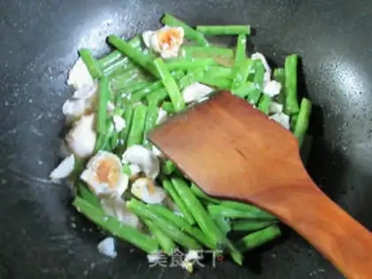 Make A duck egg with jelly beans step 4