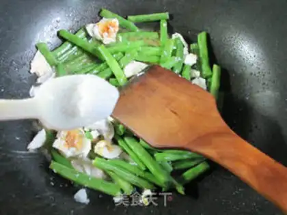 Make A duck egg with jelly beans step 5