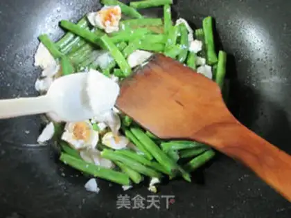 Make A duck egg with jelly beans step 6