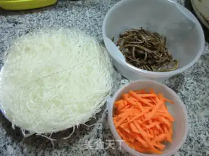 Make Tea mushrooms, carrots, rice noodles step 0
