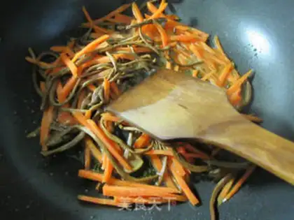 Make Tea mushrooms, carrots, rice noodles step 4