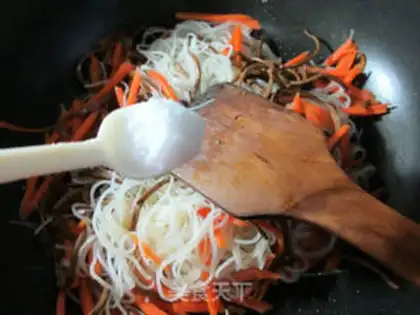 Make Tea mushrooms, carrots, rice noodles step 6
