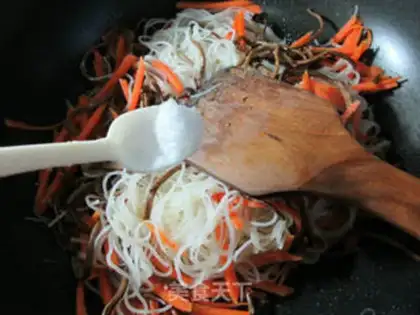 Make Tea mushrooms, carrots, rice noodles step 7