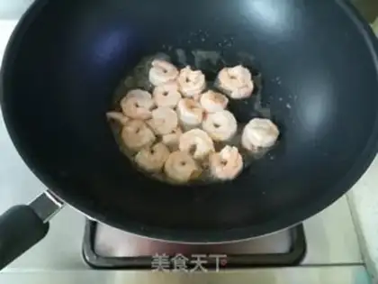 Make Doudou shrimp fried rice step 3