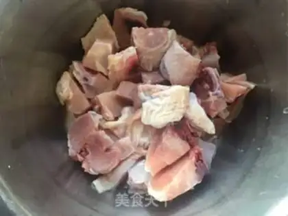 Make Pumpkin steamed chicken legs step 0