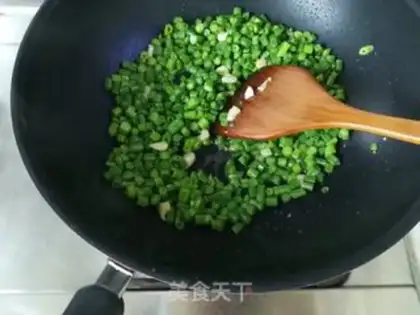 Make Doudou shrimp fried rice step 4