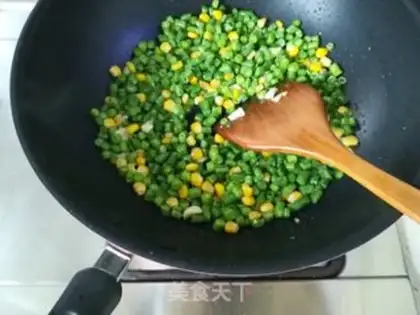 Make Doudou shrimp fried rice step 5