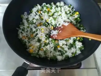 Make Doudou shrimp fried rice step 6