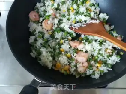 Make Doudou shrimp fried rice step 7