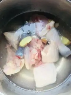 Make Worm grass, mushroom chicken soup step 1