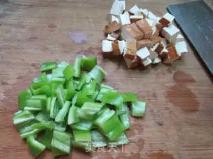 Make Pyramid and peanut rice step 1