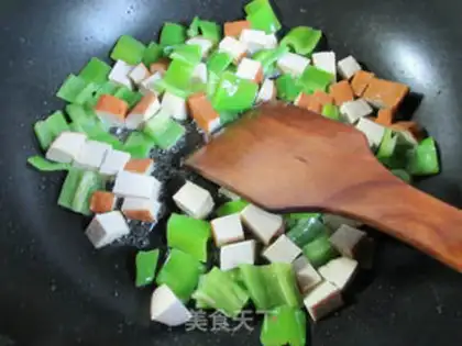 Make Pyramid and peanut rice step 2