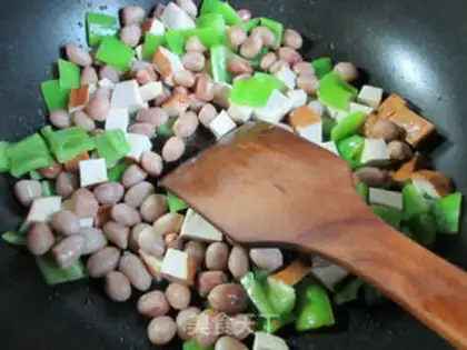 Make Pyramid and peanut rice step 3