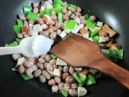 Make Pyramid and peanut rice step 4