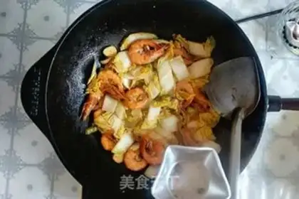 Make Iron pan shrimp cabbage step 7