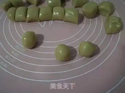 Make Black Sesame Soybean Mooncake step 4