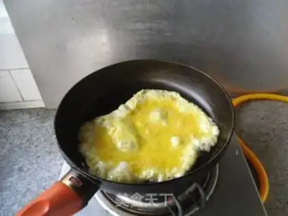 Make Onion fried eggs step 4