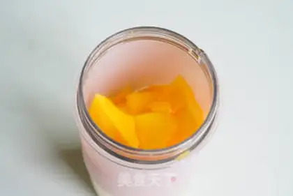 Make Mango banana shake step 1