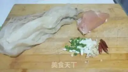 Make Spicy chicken pastries step 0