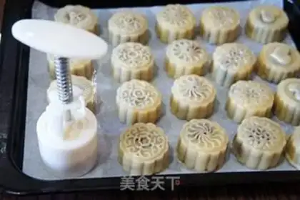 Make Red bean saloon mooncake step 11