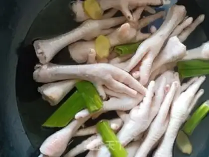 Make Beer chicken claws step 1