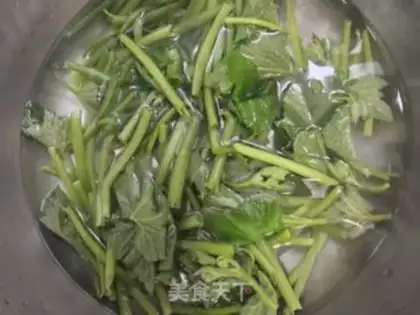 Make Pumpkin leaves and eggs step 0