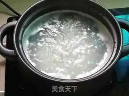 Make Smelt sauerkraut rice congee step 2