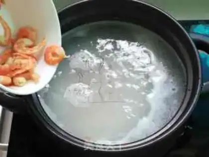 Make Smelt sauerkraut rice congee step 3