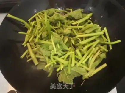 Make Pumpkin leaves and eggs step 8