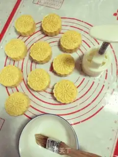 Make Pumpkin date mooncake step 8