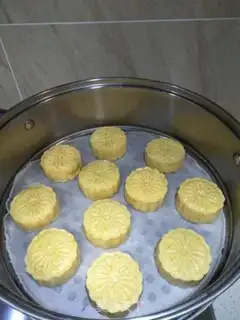 Make Pumpkin date mooncake step 9