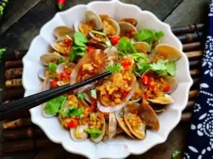 Make Spicy clams and golden needle mushrooms step 11