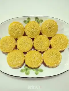 Make Pumpkin date mooncake step 12