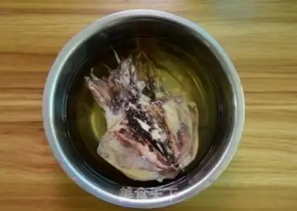 Make Liang ink fish bone soup step 1