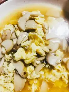 Make Eggs, chicken and mushroom soup step 3