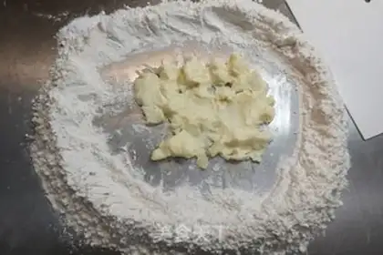 Make Eggs and moon cakes step 3