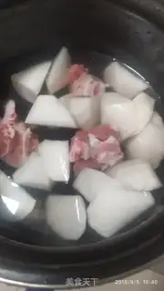 Make Dragon bone radish soup step 1