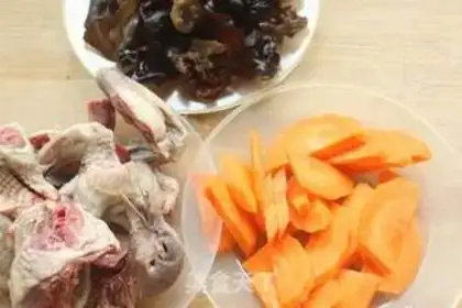 Make Wood carrot pigeon soup step 0